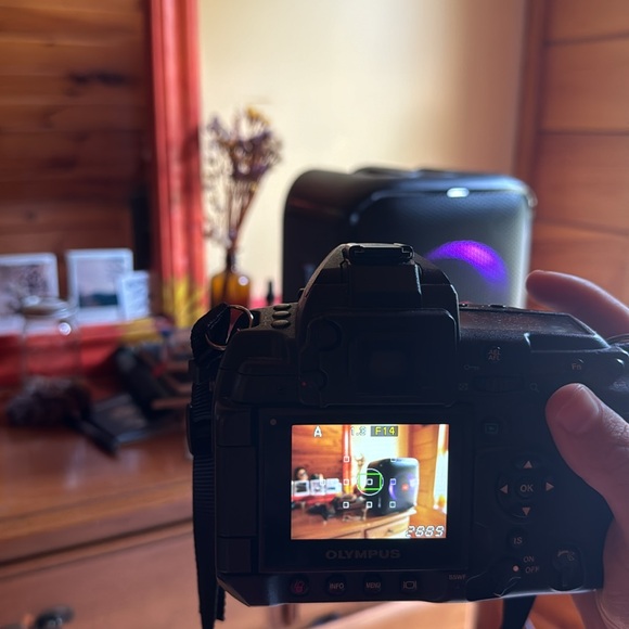 Working Olympus camera with hood and cap - Picture 4 of 4